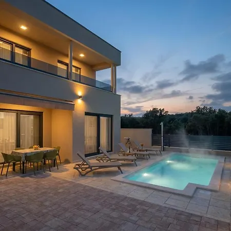 New Amazing House With Pool * Vinkuran